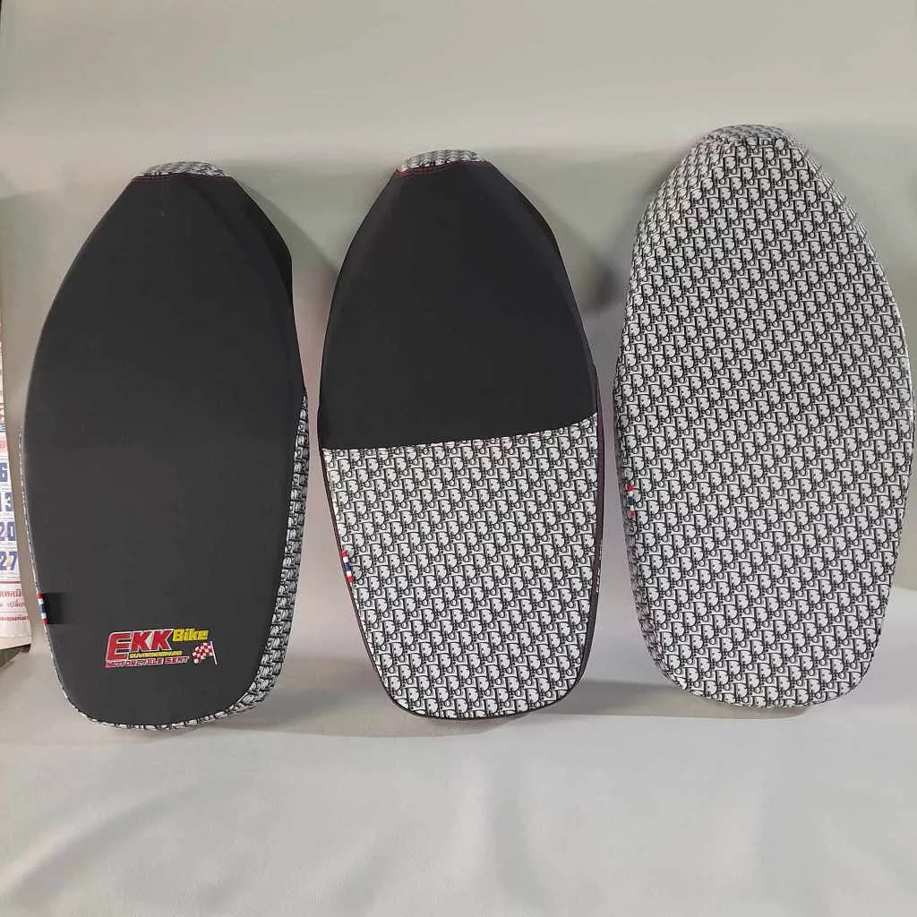 เบาะมอเตอร์ไซค์ Honda Giorno ทรงกลาง หุ้มหนังดำด้าน ลาย Dior ด้ายแดง