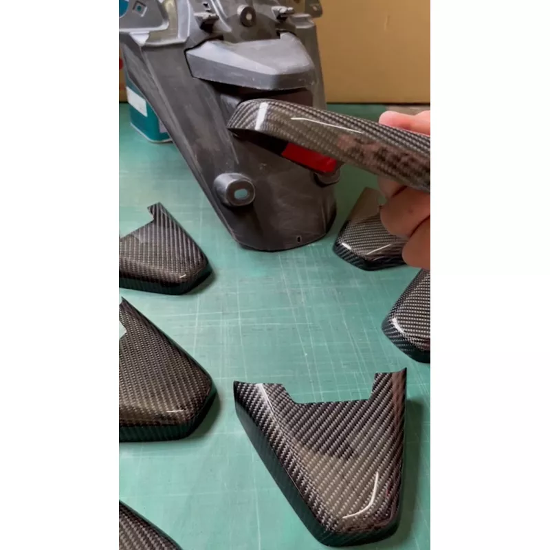 ฝาครอบไฟส่องป้ายทะเบียน Honda Giorno 125 | Pure Carbon Kevlar แท้ ลาย 2 สีดำ (แบบแปะทับ)