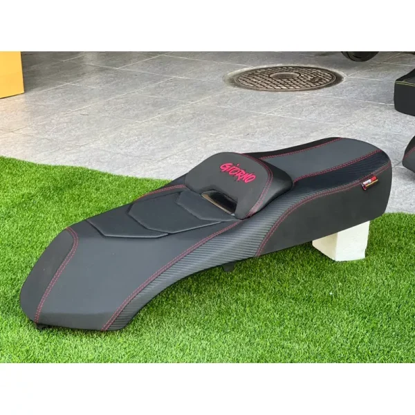 เบาะแต่งทรงสปอร์ต PMracingShop สำหรับ Honda Giorno (ด้ายแดงลายคาร์บอน)